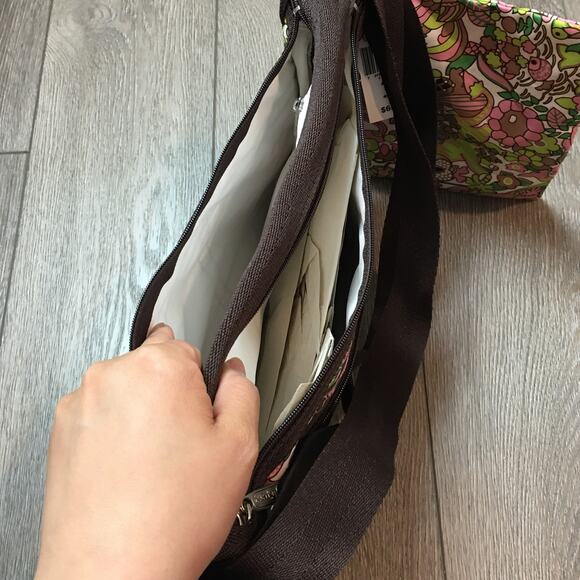 NWT Lesportsac Deluxe Everyday Bag Wrapped White Jungle Animals - Picture 4 of 8